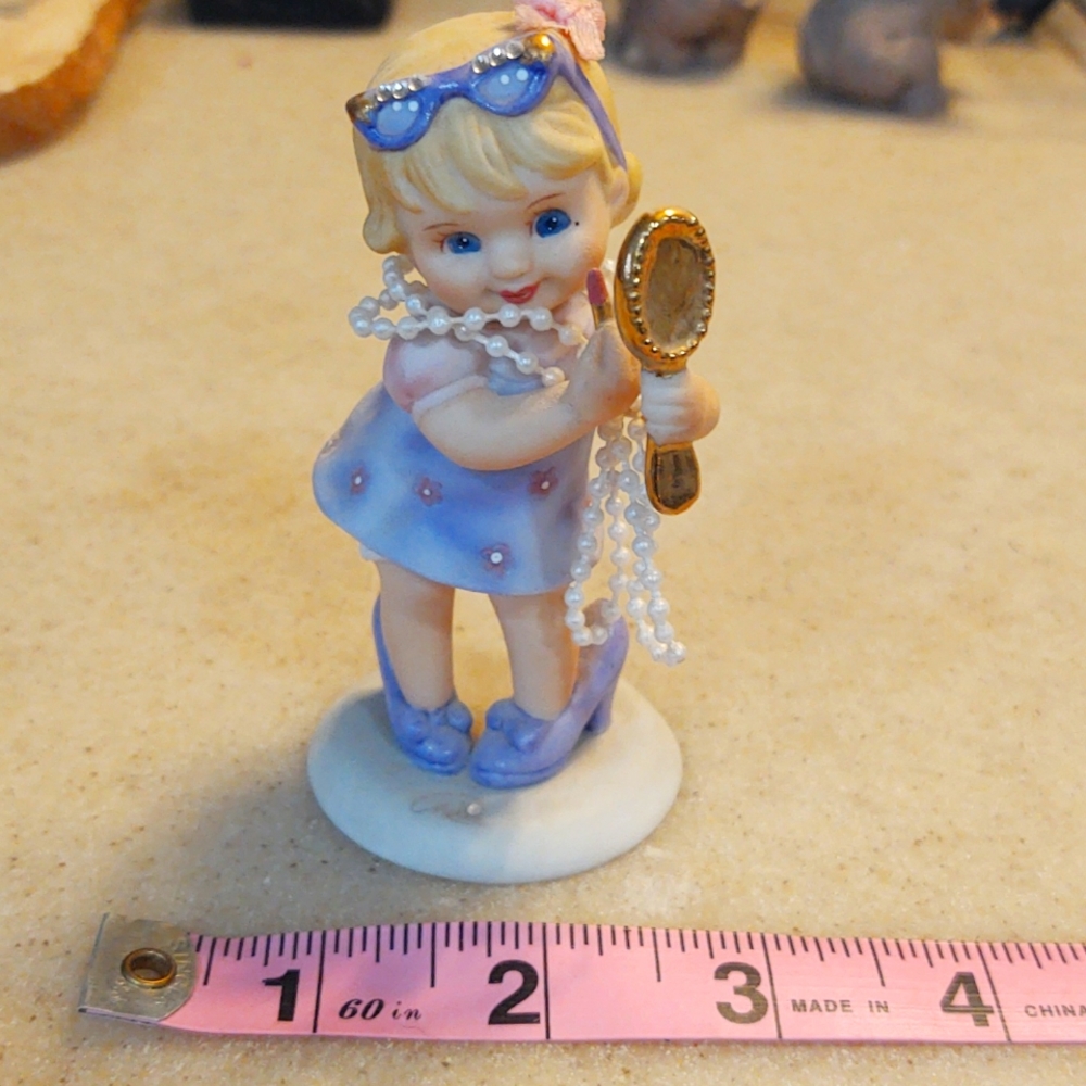 Dress up figurine